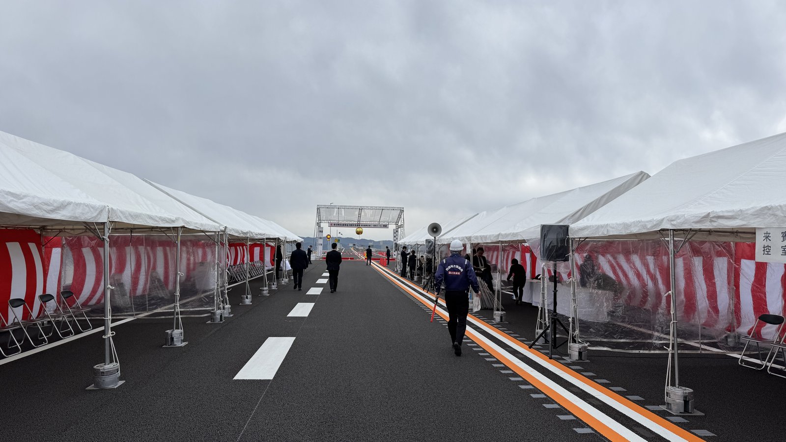 道路開通式のテント・紅白幕設営