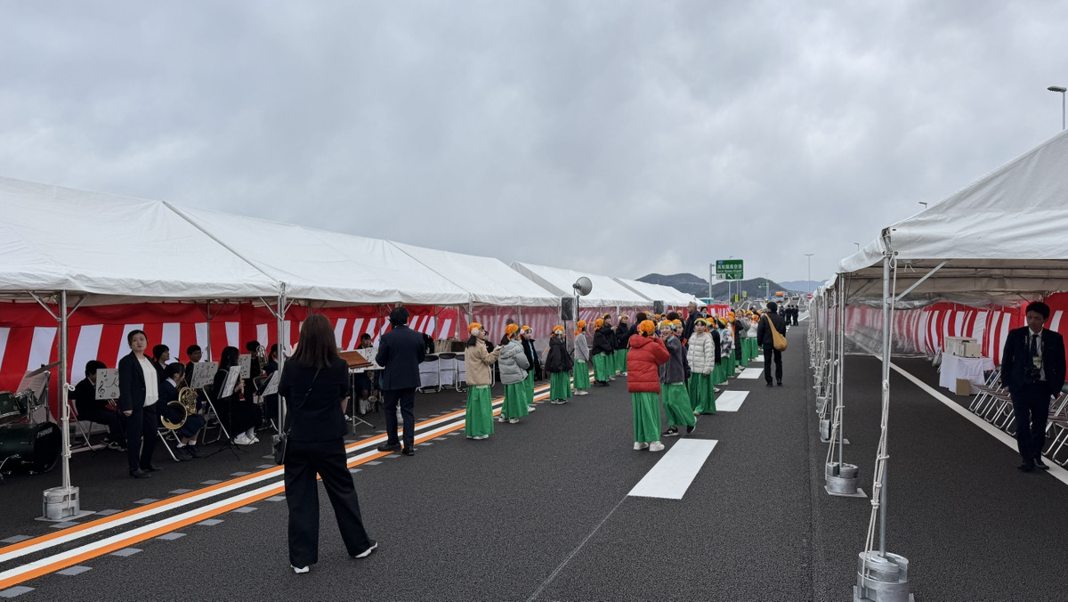 開通式典の会場設営（テント・紅白幕）